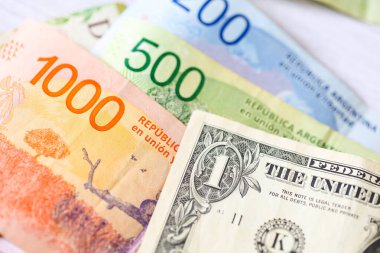 Arjantin pezosu ve Amerika Birleşik Devletleri dolarları. Ekonomi ve finans.