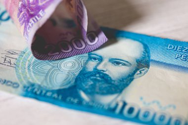 Şili Pezosu 'nun banknotları. Değişim pazarı kavramı.