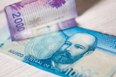 Şili Pezosu 'nun banknotları. Değişim pazarı kavramı.