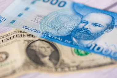 Şili Pezosu ve ABD Doları banknotları. Döviz piyasası kavramı.