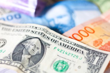 Şili Pezosu ve ABD Doları banknotları. Döviz piyasası kavramı.
