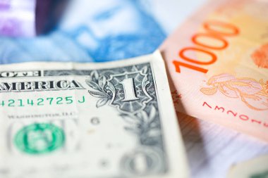 Şili Pezosu ve ABD Doları banknotları. Döviz piyasası kavramı.