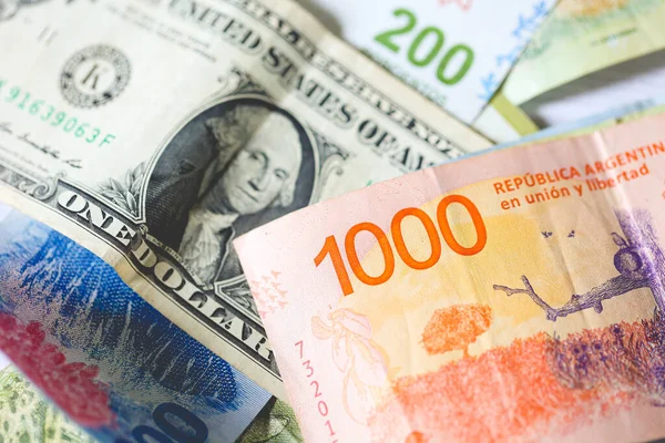 Arjantin pezosu ve Amerika Birleşik Devletleri dolarları. Ekonomi ve finans.
