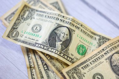Para geçmişini dolar banknotlarıyla kapatın. Ekonomi ve finans kavramı.