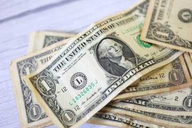 Para geçmişini dolar banknotlarıyla kapatın. Ekonomi ve finans kavramı.