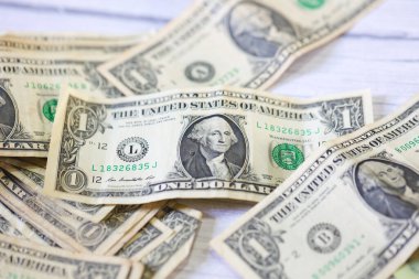 Para geçmişini dolar banknotlarıyla kapatın. Ekonomi ve finans kavramı.