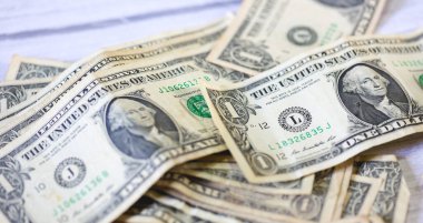 Para geçmişini dolar banknotlarıyla kapatın. Ekonomi ve finans kavramı.