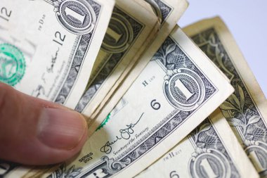 Para geçmişini dolar banknotlarıyla kapatın. Ekonomi ve finans kavramı.