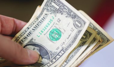 Para geçmişini dolar banknotlarıyla kapatın. Ekonomi ve finans kavramı.