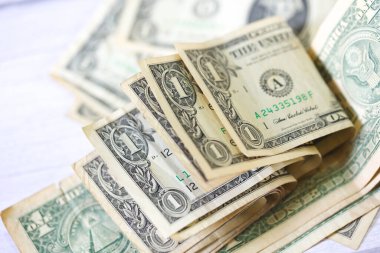 Para geçmişini dolar banknotlarıyla kapatın. Ekonomi ve finans kavramı.