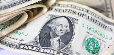 Para geçmişini dolar banknotlarıyla kapatın. Ekonomi ve finans kavramı.