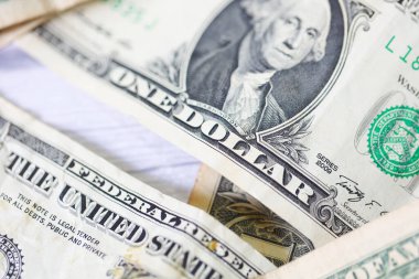 Para geçmişini dolar banknotlarıyla kapatın. Ekonomi ve finans kavramı.