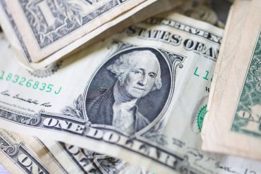 Para geçmişini dolar banknotlarıyla kapatın. Ekonomi ve finans kavramı.