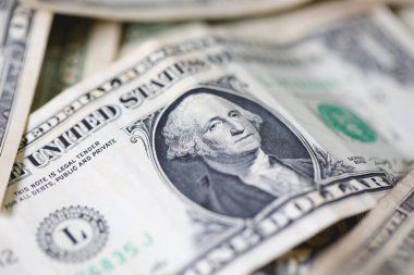 Para geçmişini dolar banknotlarıyla kapatın. Ekonomi ve finans kavramı.