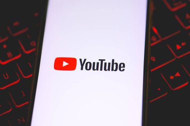 Brasilia, Federal Bölge, Brezilya. Nisan 12, 2023. Akıllı telefon ekranında YouTube uygulaması logosu