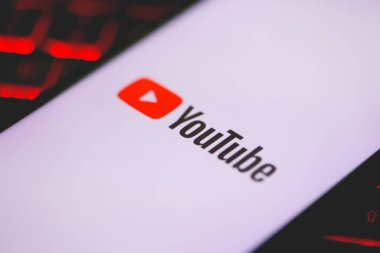 Brasilia, Federal Bölge, Brezilya. Nisan 12, 2023. Akıllı telefon ekranında YouTube uygulaması logosu