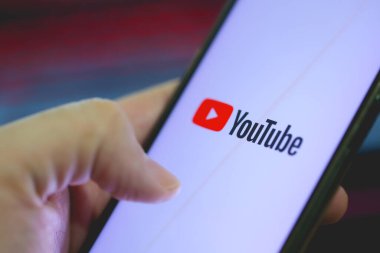 Brasilia, Federal Bölge, Brezilya. Nisan 12, 2023. Akıllı telefon ekranında YouTube uygulaması logosu