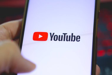 Brasilia, Federal Bölge, Brezilya. Nisan 12, 2023. Akıllı telefon ekranında YouTube uygulaması logosu