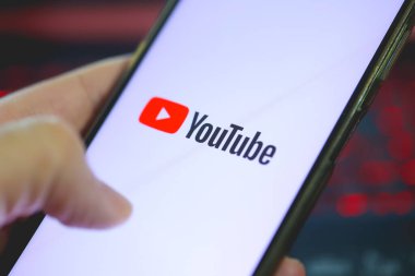 Brasilia, Federal Bölge, Brezilya. Nisan 12, 2023. Akıllı telefon ekranında YouTube uygulaması logosu