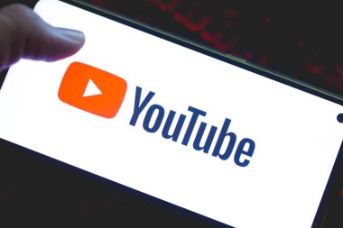 Brasilia, Federal Bölge, Brezilya. Nisan 12, 2023. Akıllı telefon ekranında YouTube uygulaması logosu