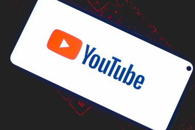 Brasilia, Federal Bölge, Brezilya. Nisan 12, 2023. Akıllı telefon ekranında YouTube uygulaması logosu