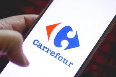 Brasilia, Federal Bölge, Brezilya. Nisan 12, 2023. Akıllı telefon ekranında Carrefour uygulama logosu