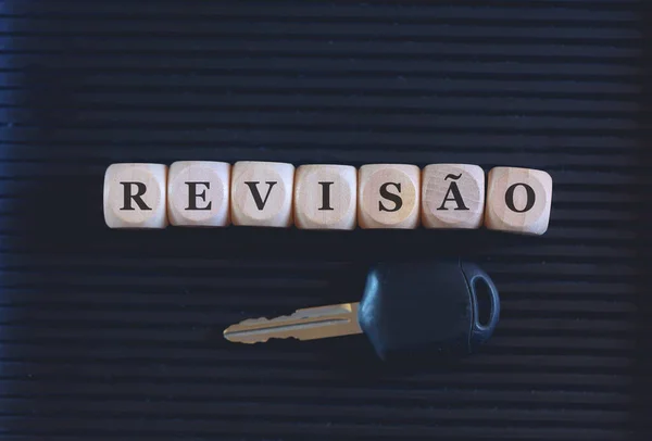 Revisão Inscrição Português Brasileiro Escrita Cubos Madeira Chave Sobre Fundo — Fotografia de Stock