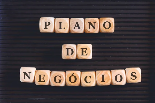 用巴西葡萄牙语在木制立方体上书写的注册业务计划 黑色背景 — 图库照片