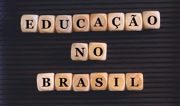 Inscripción Educación Brasil Portugués Brasileño Escrito Cubos Madera Fondo Negro — Foto de Stock