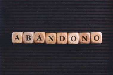 Brezilya Portekizcesi tahtadan küplere yazılmış ABANDONMENT yazıtları. Siyah arkaplan. 