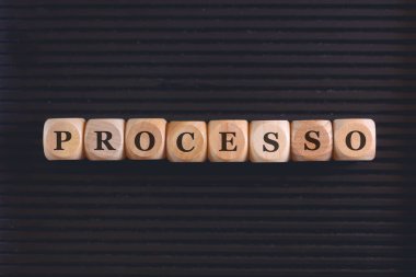 Brezilya Portekizcesi 'nde tahtadan küplere yazılmış bir yazıt. Siyah arkaplan. 