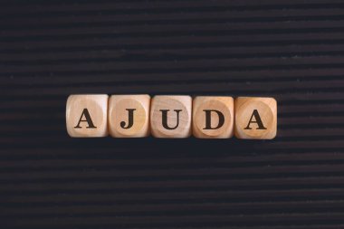 Brezilya Portekizcesinde tahtadan küplere yazılmış bir yazı var. Siyah arkaplan. 