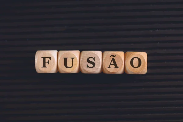 Надпись Fusion Бразильском Португальском Написана Деревянных Кубиках Чёрный Фон — стоковое фото