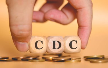 Ahşap küplere yazılmış HKM kısaltması oluşturan adama yakından bakın. Stüdyo fotoğrafı. 