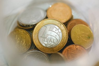 Brezilya sikkeleri yakın planda, ahşap bir masada.