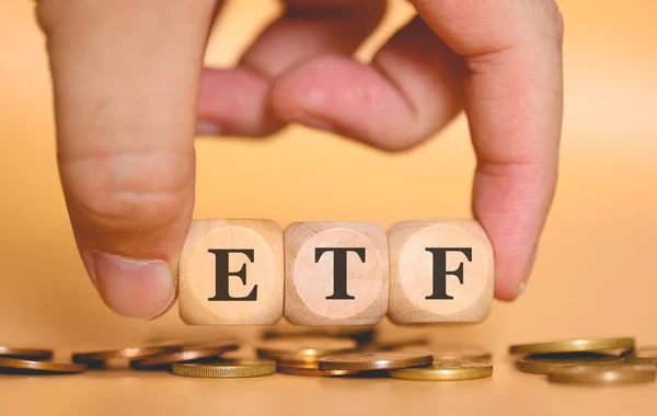 Ahşap küplere yazılmış bir kısaltma olan ETF 'nin yakın plan görüntüsü. Stüdyo fotoğrafı. 