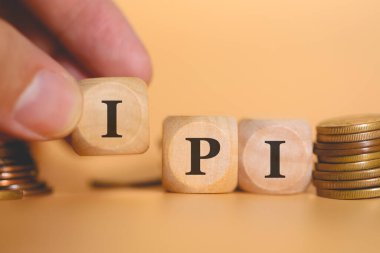 Brezilya 'daki sanayileşmiş ürünlerden alınan vergilerin kısaltması olan IPI' nin tahta küplere yazıldığı yakın plan. Stüdyo fotoğrafı. 