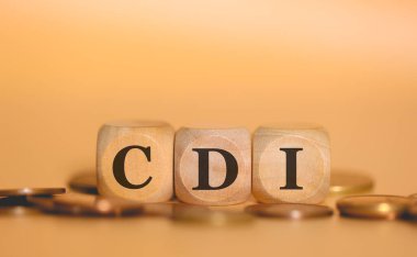 Tahta küplere ve bozuk para yığınlarına kronik CDI yazılıydı. Stüdyo fotoğrafı.