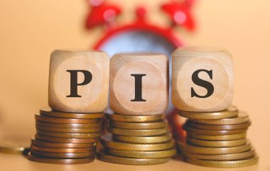 Ahşap küplere ve bozuk para yığınlarına PIS yazılıydı. Stüdyo fotoğrafı.