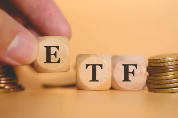 Ahşap küplere yazılmış döviz alım satım fonunun kısaltması olan ETF 'ye yakın plan. Stüdyo fotoğrafı. 