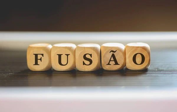 Слово Fusion Бразильском Португальском Языке Написано Деревянных Кубиках Студия Фото — стоковое фото