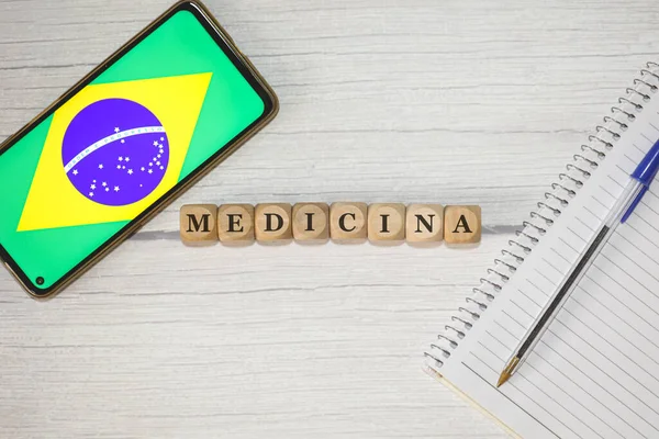 Textul Medicine Portugheză Scris Cuburi Lemn Masă Lemn Notebook Stilou — Fotografie, imagine de stoc