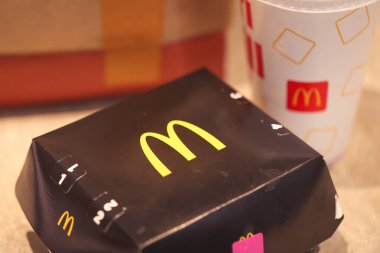 Brasilia, Federal Bölge - Brezilya: McDonald 's restoranında üzerinde McDonald' s logosu olan yiyecek ve içecek konteynırları.