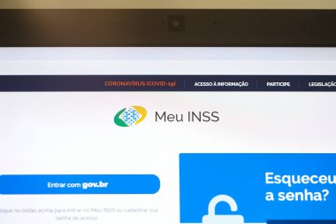 Brasilia, Federal Bölge, Brezilya - Nisan 2023. Ekranda INSS logosu olan bilgisayar. Brezilya Portekizcesinde Ulusal Sosyal Güvenlik Enstitüsü.  