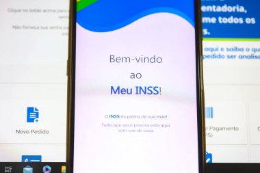 Brasilia, Federal Bölge, Brezilya - Nisan 2023. Ekranında INSS logosu olan cep telefonu. Brezilya Portekizcesinde Ulusal Sosyal Güvenlik Enstitüsü. 