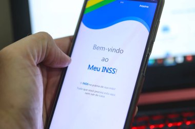 Brasilia, Federal Bölge, Brezilya - Nisan 2023. Ekranında INSS logosu olan cep telefonu. Brezilya Portekizcesinde Ulusal Sosyal Güvenlik Enstitüsü. 