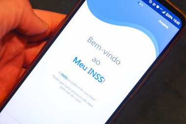 Brasilia, Federal Bölge, Brezilya - Nisan 2023. Ekranında INSS logosu olan cep telefonu. Brezilya Portekizcesinde Ulusal Sosyal Güvenlik Enstitüsü. 