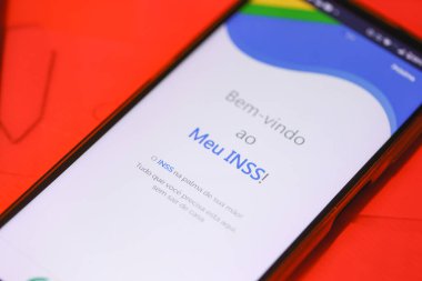 Brasilia, Federal Bölge, Brezilya - Nisan 2023. Ekranında INSS logosu olan cep telefonu. Brezilya Portekizcesinde Ulusal Sosyal Güvenlik Enstitüsü. 
