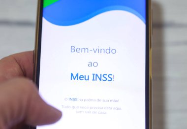 Brasilia, Federal Bölge, Brezilya - Nisan 2023. Ekranında INSS logosu olan cep telefonu. Brezilya Portekizcesinde Ulusal Sosyal Güvenlik Enstitüsü. 