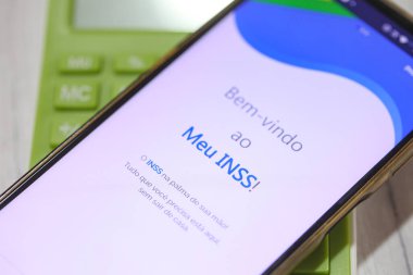 Brasilia, Federal Bölge, Brezilya - Nisan 2023. Ekranında INSS logosu olan cep telefonu. Brezilya Portekizcesinde Ulusal Sosyal Güvenlik Enstitüsü. 